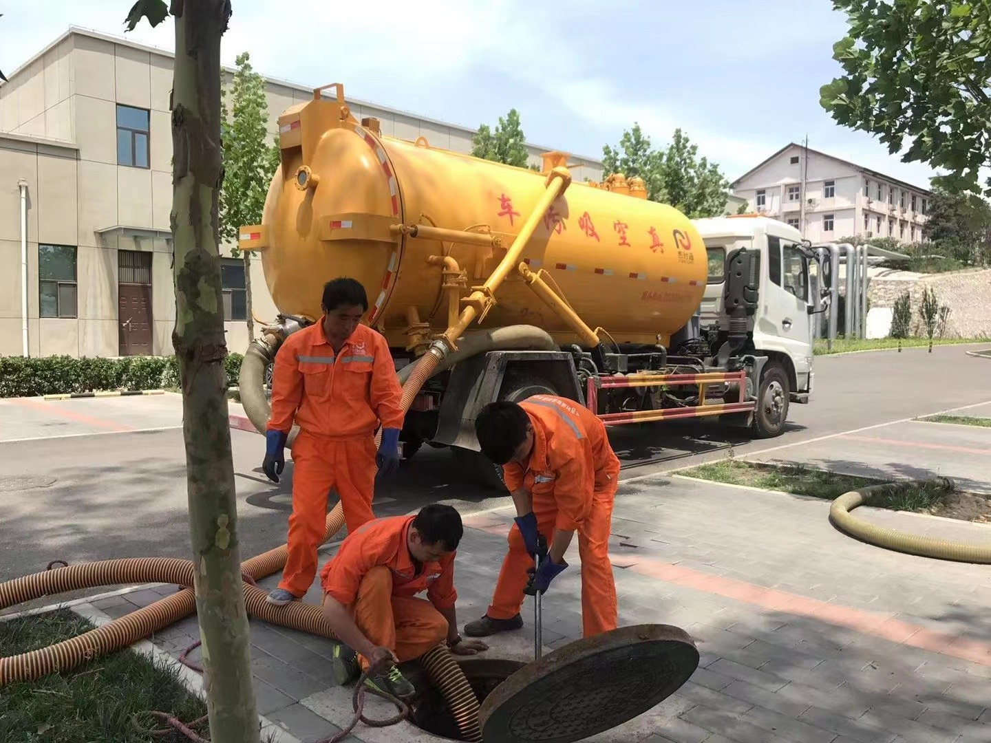 如东管道疏通车停在窨井附近