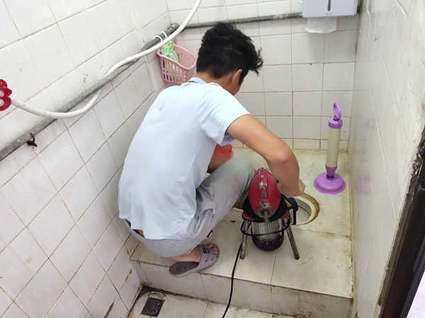 如东肥皂掉到马桶里把马桶堵住了怎么办？马桶堵住了怎么办